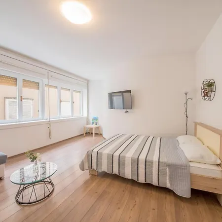 Aurora Apartment *